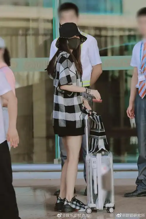 angelababy今日机场私服极尽格纹元素