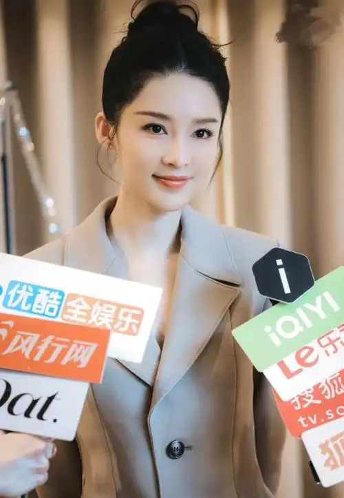 苏州时尚红毯,惠英红气场全开,李沁只惊艳了下半身,我却被言承旭迷了