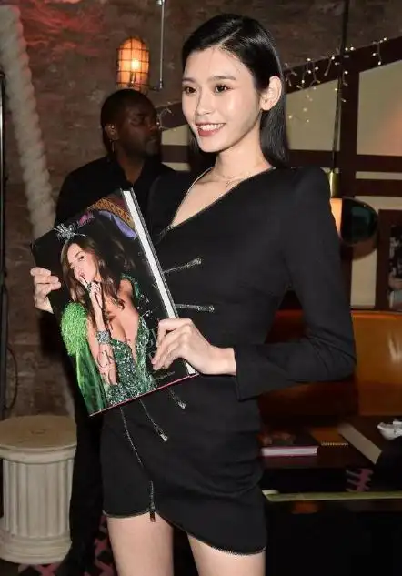 奚梦瑶和老公牵手闲逛,镜头下身高差好大,被调侃像妈妈带儿子