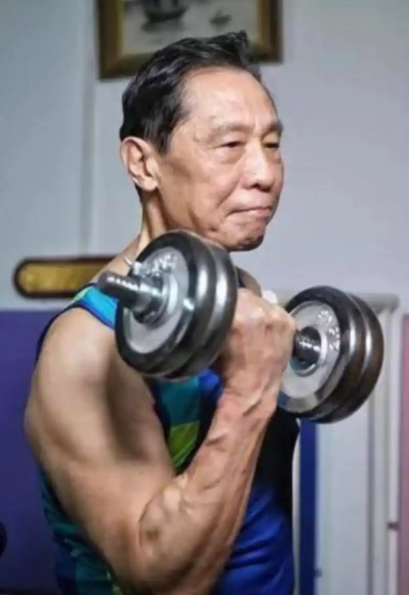 看得出84岁钟南山健身照曝光身材壮硕肌肉发达