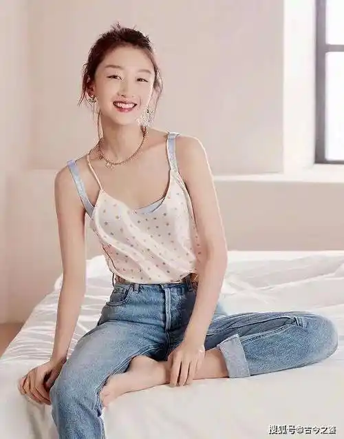 影后周冬雨:表面单纯小白兔,私下生活混乱,不拉窗帘"玩游戏"