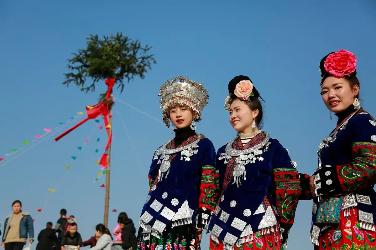 贵州安顺苗族同胞跳坡闹新年,这阵势估计你没有见过,太嗨皮