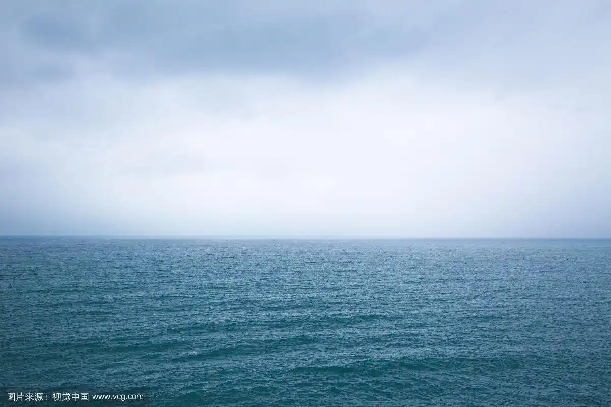 阴郁的海平面