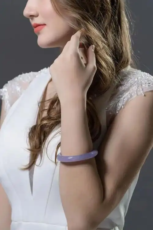 不喜欢戴首饰的女人(女人手上戴什么首饰好)