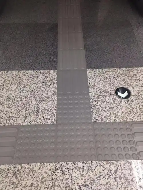 称为行进盲道砖,或盲道方向引路砖;一类是带有圆点的提示砖,提示盲人