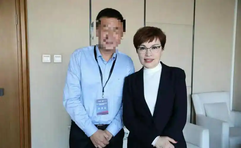 59岁央视主播李瑞英近照曝光,妆容精致不敢认,染金发太时髦