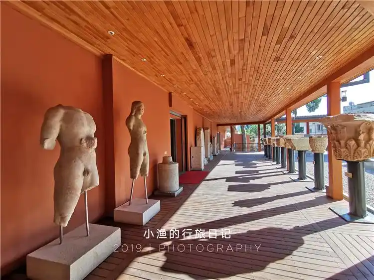 国外超魔幻博物馆镇馆之宝一男一女中国游客看了很害羞