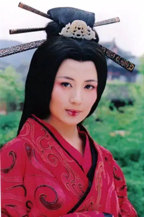 她拍戏太拼晕倒在片场,演反派被观众泼垃圾,因早产险终身不孕!_网易订