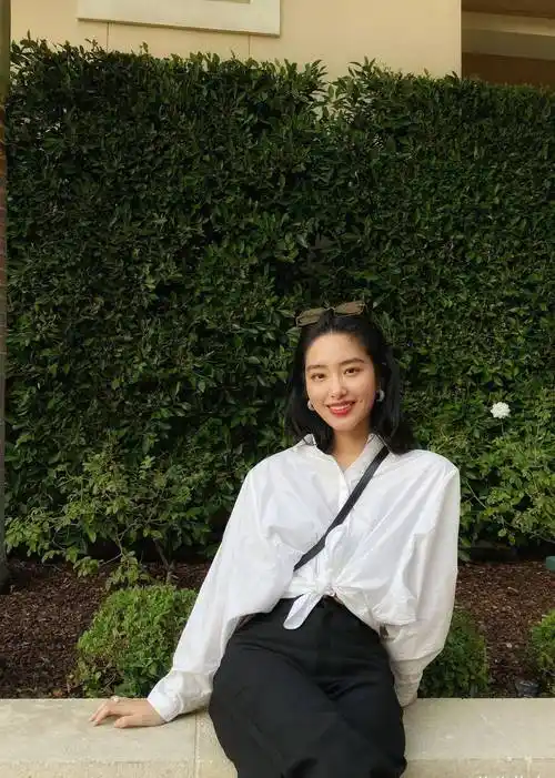 尤其是对于杨采钰这样端正的长相,宽松的法式衬衫给她增添了一丝慵懒