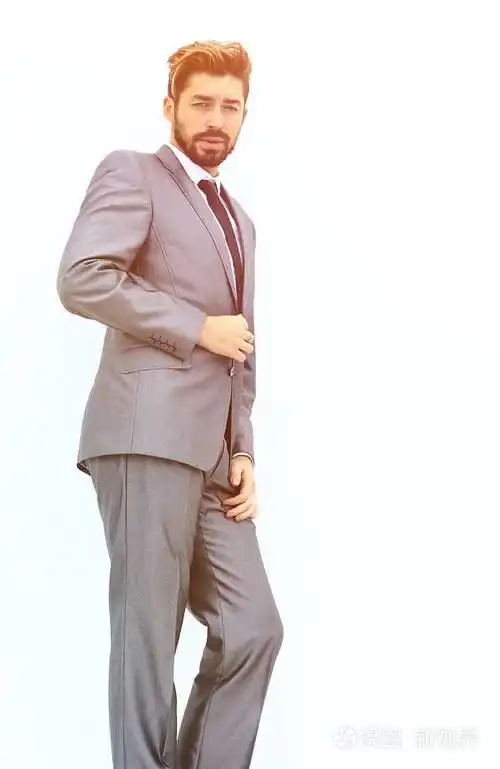 一个傲慢的时髦男人在西装的侧面视图照片-正版商用图片1sh8xx-摄图新