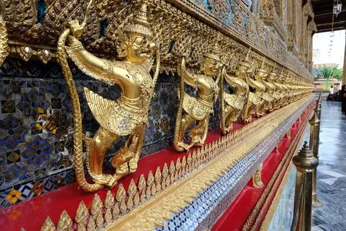 进入大皇宫内部,有些地方要脱鞋和脱帽子.