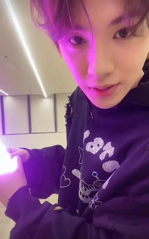 黄明昊直播kiss##黄明昊直播#一些女友视角77帅气狙击离这么近蝗妹