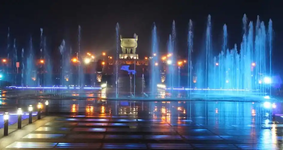 思源广场的大型音乐喷泉.这裏还可以放水幕电影.广安,正日新月异.