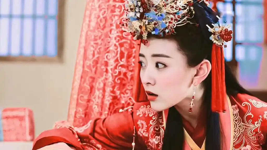 梁洁《双世宠妃》红衣古装造型,甜美可爱,小表情太到位了