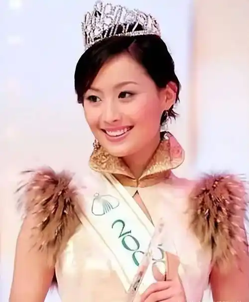 40岁陈法拉罕露面拍写真,穿深v西服大秀好身材,疑将回归荧幕?