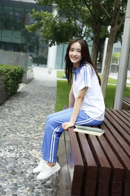 孙嘉琪清甜校服照写真图片79