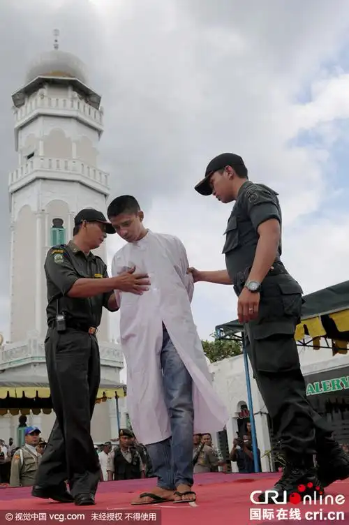 印尼女子因婚前性行为被当众执行鞭刑组图