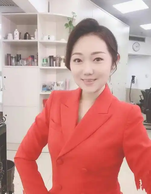 《今日关注》主持屈炫希,谣言传是李青山妻子,现实丈夫是其他人_广东