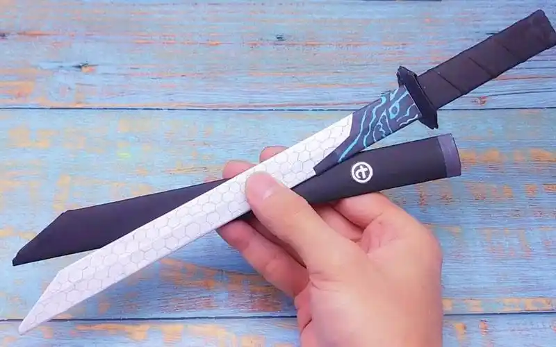 用纸做出刺客五六七这把宝剑,神还原魔刀千刃,小伙太厉害了!