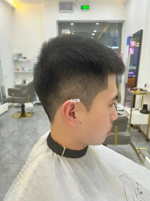 不想剪短寸头的可了解一下,比寸头长一点点,注意两边不要推太光, 合适