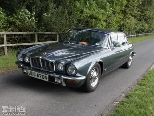 1974年,捷豹推出了第二代xj6,相比第一代,新xj除了对前进气隔栅和4