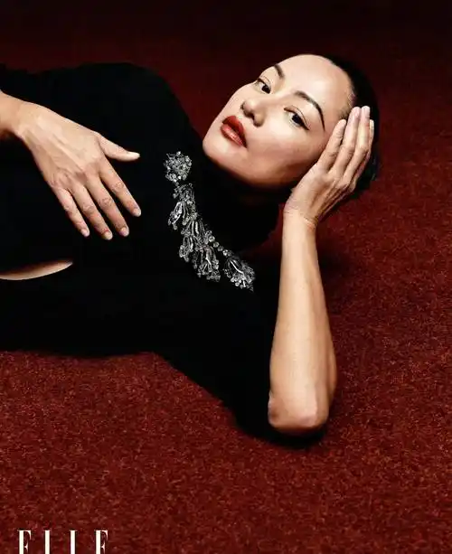 52岁瞿颖不愧是初代国模!穿豹纹皮草拍大片霸气挡不住,身材好辣