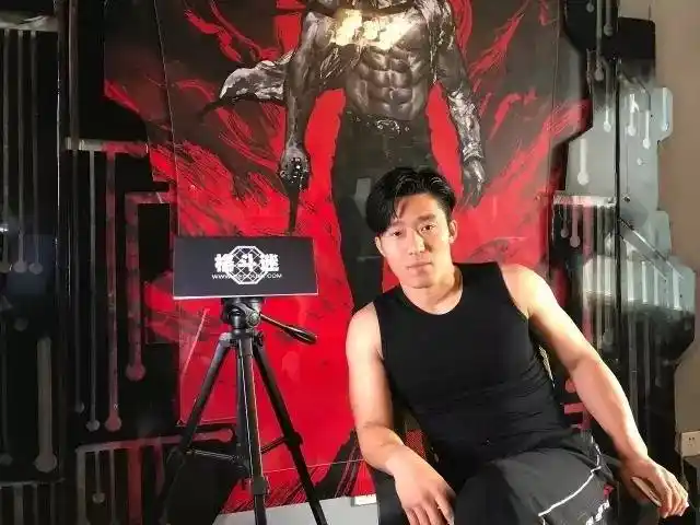 自出道以来,岳松的身上有很多标签,几乎所有的都带着很硬的词眼:武