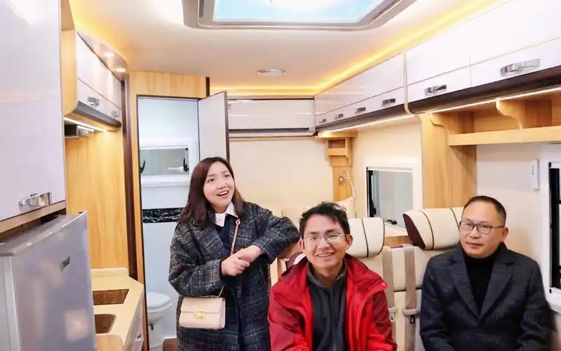 小微目前见过水电最多的房车,还是自动挡后双轮,太阳能板1250瓦,还有