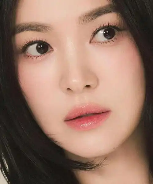 宋慧乔晒最新物料照中分卷发好温柔怼脸拍好美