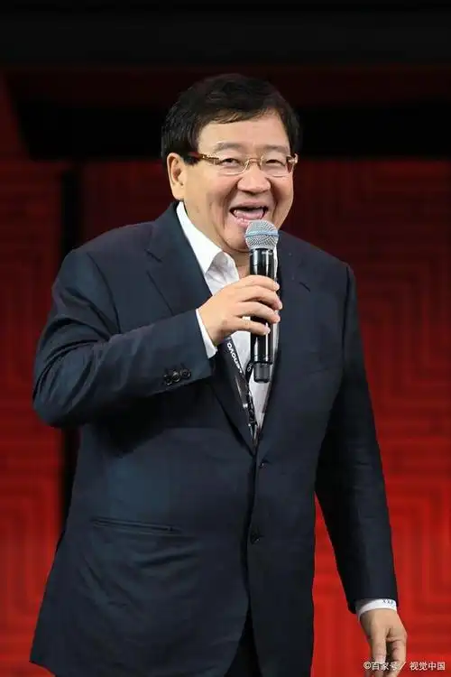 曹可凡曾是中国上海电视台的顶尖主持人,主持着一档长达十几年的节目