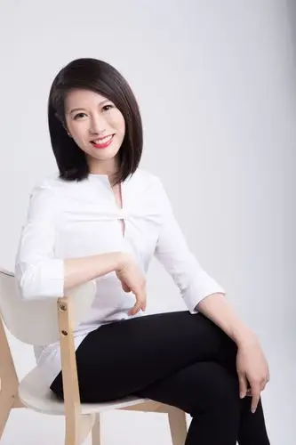 资讯台助理总编辑,凤凰卫视高端访谈节目《领航者》的制片人和主持人