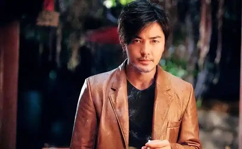 两手插兜,笑容满面的郑伊健看上去还是那么干净帅气