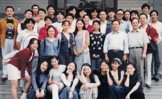 揭秘赵薇同班同学有哪些 这些明星竟然是同学网友大呼意外