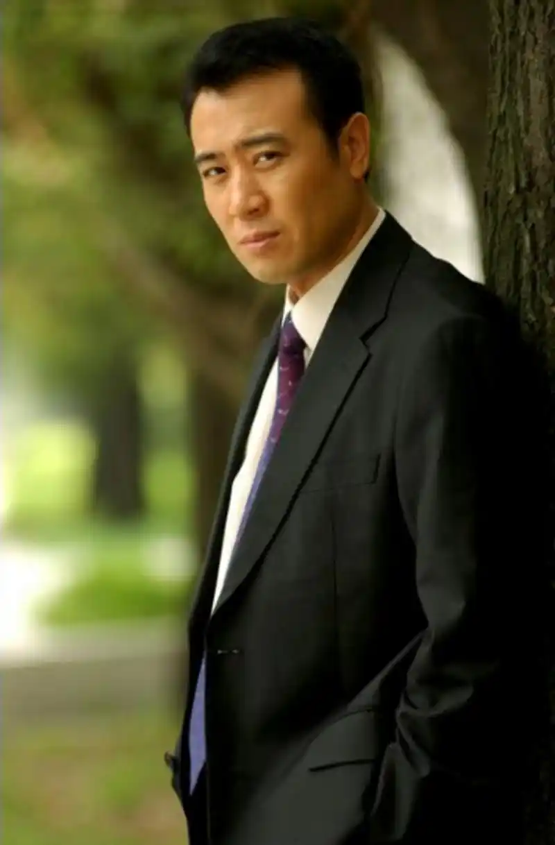 于和伟,一位备受赞誉的演员和导演,他的表演技巧无人能及.