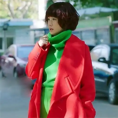 其中这个红配绿的穿衣风最为突出,特别是这个发型直接将颜值拉低了几