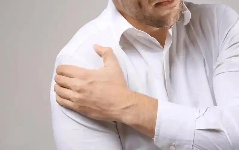 体内有癌,肩膀先察觉!肩膀出现这种疼痛,劝你尽早检查_肝脏_因为_运动