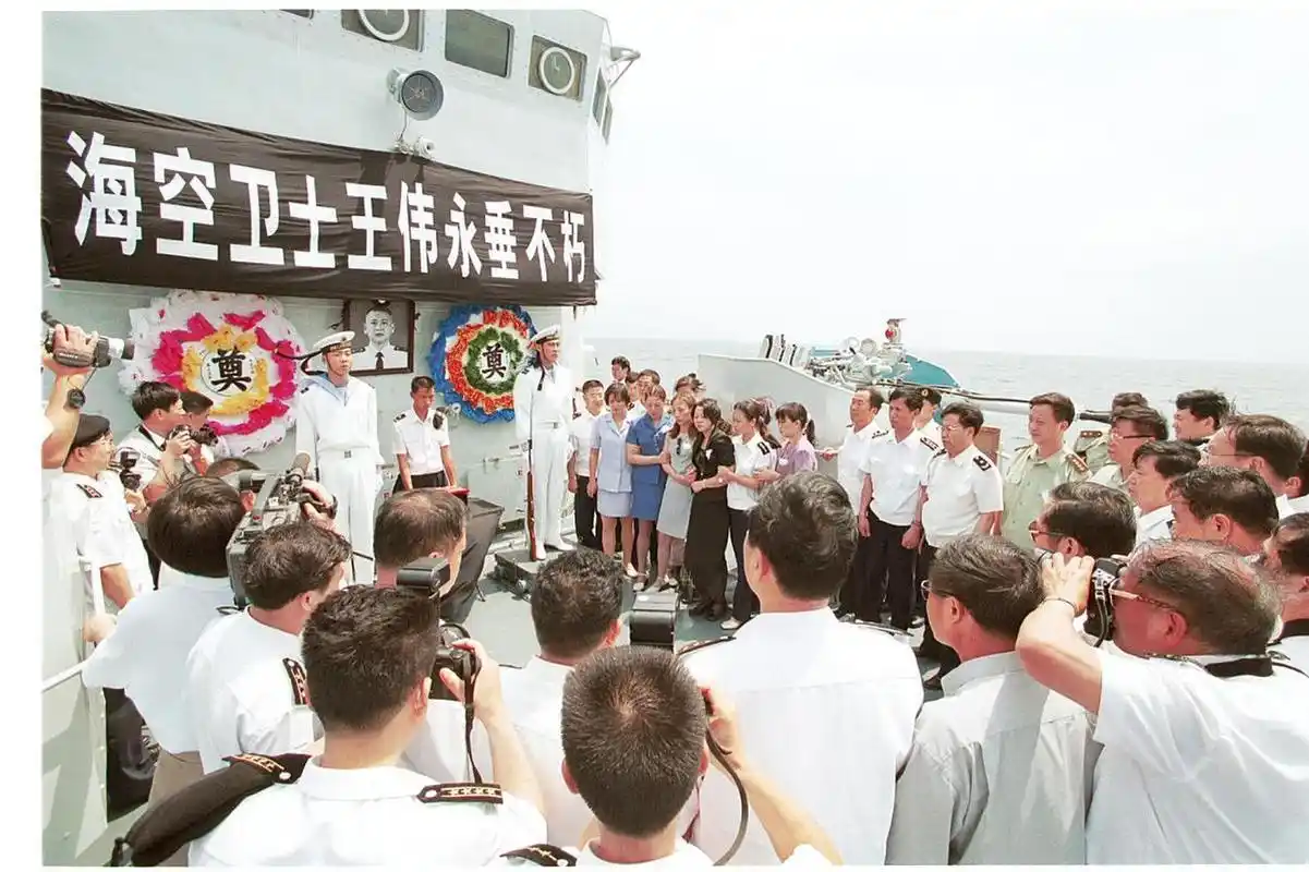 #王伟牺牲22年#  2001年4月1日,年仅33岁的王伟为保卫祖国领土主权,在