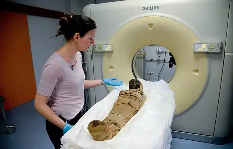 德国医院对2具儿童木乃伊进行ct扫描