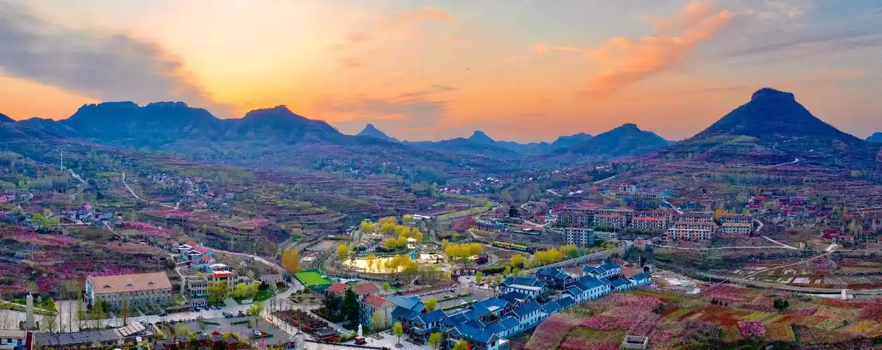 素有"中华蜜桃第一镇"美誉的岱崮镇,十万亩桃花浩瀚如潮,布满了山峦