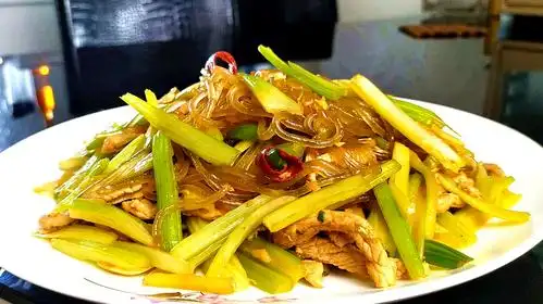 芹菜炒粉的家常做法,芹菜脆嫩,粉条滑爽,此菜一出,老公必哭