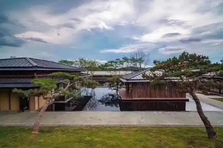 见字如面,绿地拾野川项目四面环山,1200亩原生山水,七岛三潭,深吸一口