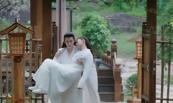 难怪导演不敢拍下半身镜头下移后是无法偷看的尴尬景象