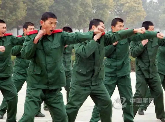 图文武警新兵擒敌技术训练