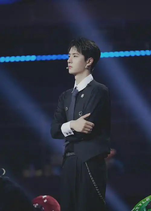 王一博这就是街舞造型图 黑色马甲造型,好帅!__财经头条