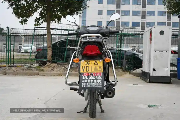 第三种用于电动车临时过渡的白色牌照;第四种是电动摩托车的牌照为