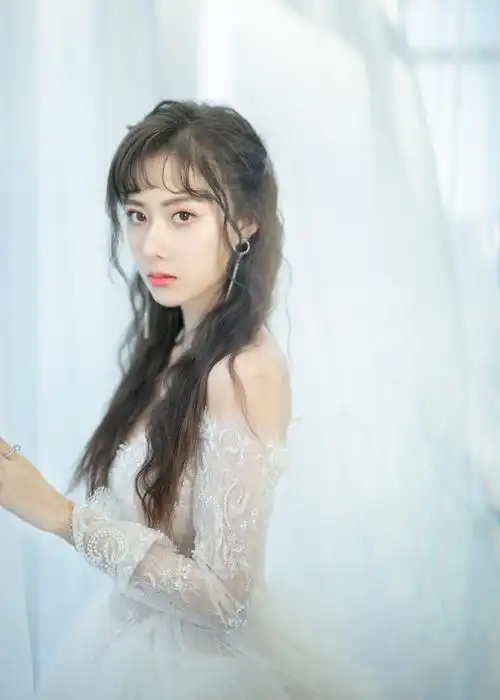 【12.5 曹曦月】白纱曳地一字领礼服裙,清新简约.