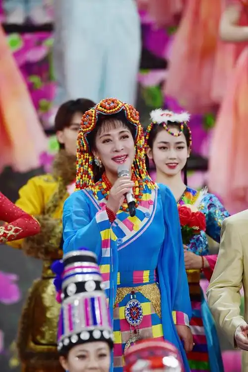 宗庸卓玛再登2021年央视春晚深情演唱唱支山歌给党听献礼建党100周年