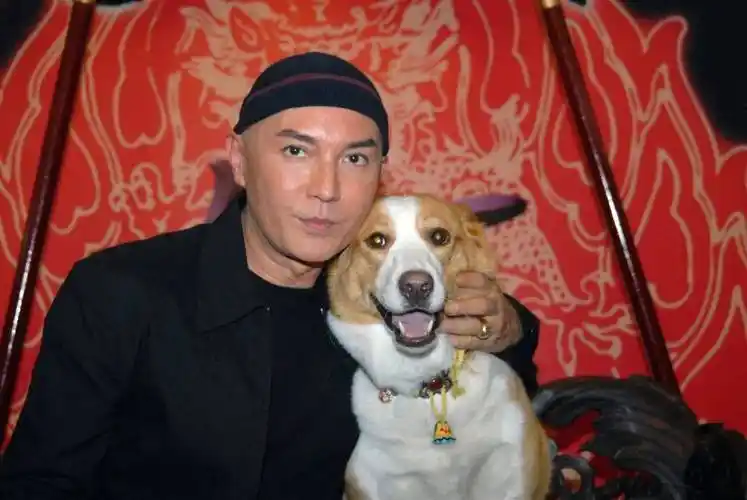 69岁尊龙近照曝光,身材发福大肚腩突显,被指越老越像洋人_美国