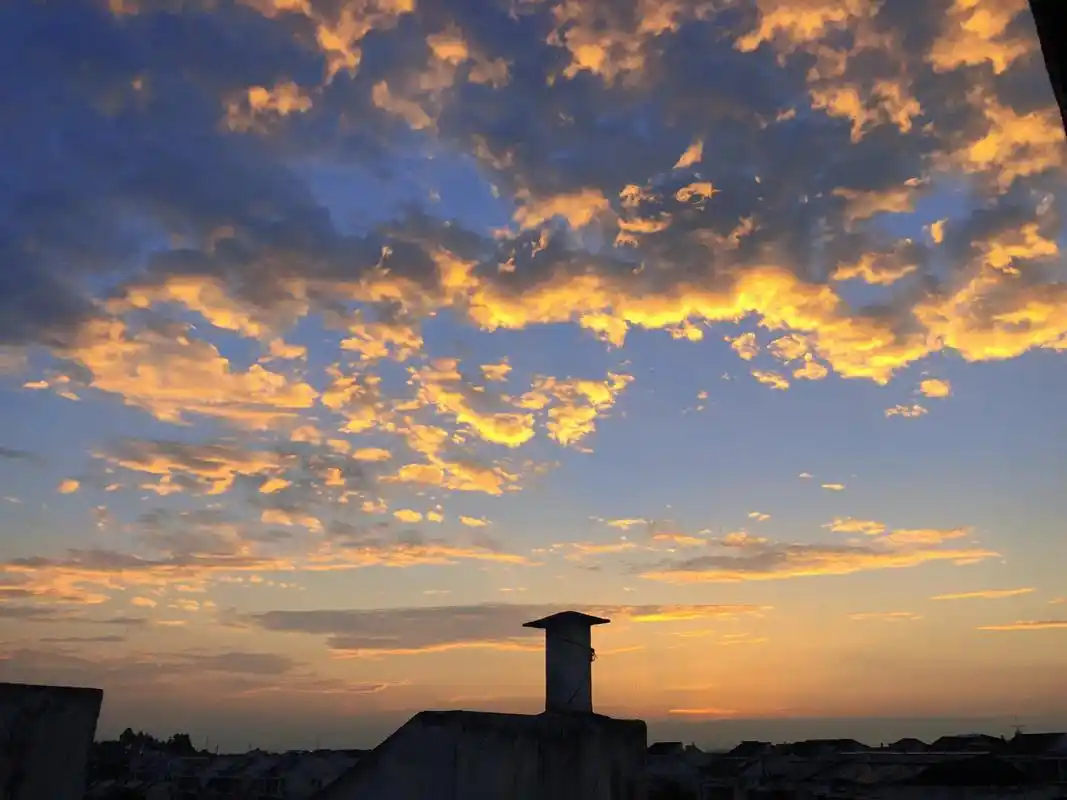 雾蓝色的天空上出自太阳的一幅绝美油画虽然白天照得我睁不开眼虽然热