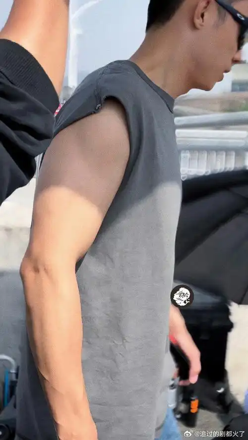 黄景瑜倒三角身材#黄景瑜这宽肩窄腰,比例绝了!